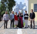 Hromadné foto sochaře, biskupa a dalších tvůrců